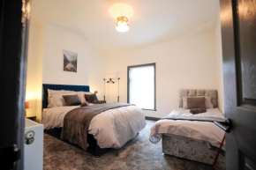 Dixon House, Sleeps 6, Free Parking, Long or Short Stays - by NMB Property